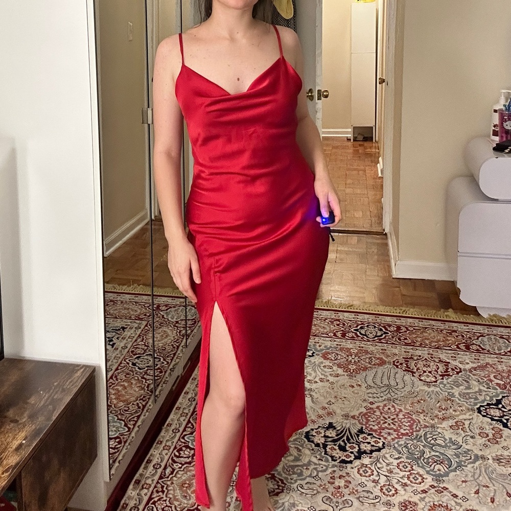 Perfect for Prom/Special Occasions. Material feels silky.